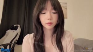 สาวเกาหลี Onlyfans ตัวเล็กหุ่นแน่น ผิวขาวอมชมพู นิ้วจิ้มหีเสียวน้ำแตกคาหี ก่อนโดนแฟนซอยหีแรงๆ แตกในมิดลำ