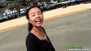 สาวไทยนมจิ๋วโดนฝรั่งควยใหญ่จับเย็ดสดในห้องโรงแรม กระแทกหีแรงน้ำแตกคาหีฉ่ำ