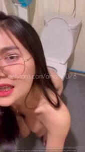คลิปหลุด Onlyfans สาวแว่นนมใหญ่โดนควยใหญ่ซอยหีคาห้องน้ำ ท่าหมาโหดๆ น้ำเงี่ยนพุ่งทะลักแตกในคาหีฉ่ำ