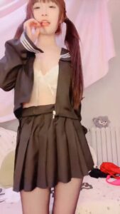 น้องจีนตัวเล็กคอสนักเรียน โดนแฟนจับซอยหีเนียนแตกในคาห้องนอน