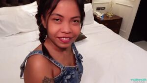 สาวหีดำตัวเล็กสักลาย รับงานเย็ดฝรั่งใหญ่ในห้องพักโรงแรม ซอยหีแตกในคาห้องน้ำทะลัก