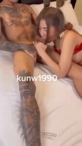 หนุ่มควยมโหฬารซอยหีสาวนมใหญ่คาชุดนักศึกษาห้องนอน เย็ดสดกระแทกยับแตกคาหี