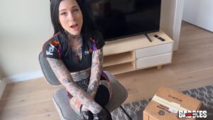 สาวฝรั่งนมใหญ่โดนจับเย็ดสดคาชุด ซอยหีแรงๆ ครางลั่นคาห้องนอน
