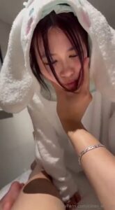 คลิปหลุด Onlyfans น้องนมใหญ่ผิวขาว ขึ้นคร่อมซอยหีแฟนแบบดุเดือด หีฉ่ำน้ำเงี่ยนไหลเยิ้ม