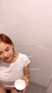 คลิปหลุด jeenzen โดนแฟนซอยหีในห้องน้ำ แตกในคาหีแบบไม่ถอน